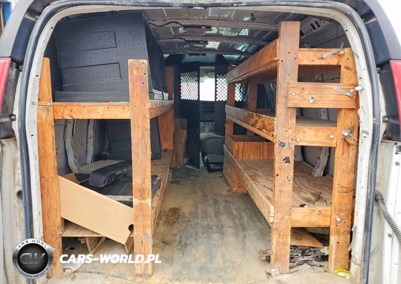 2015 Chevrolet Express G2500 VIN:1GCWGFCF8F1264353 - 10