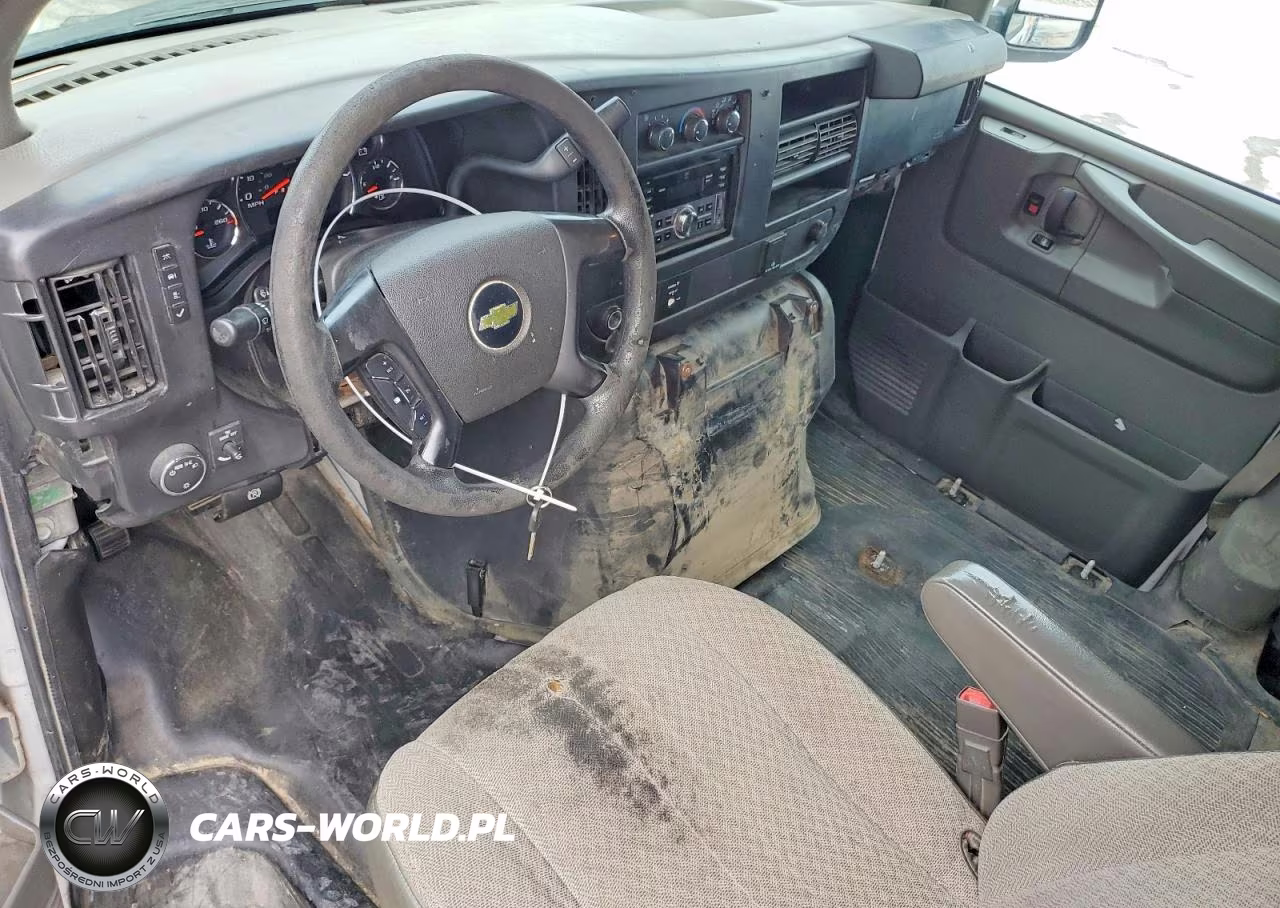 2015 Chevrolet Express G2500 VIN:1GCWGFCF8F1264353 - 8