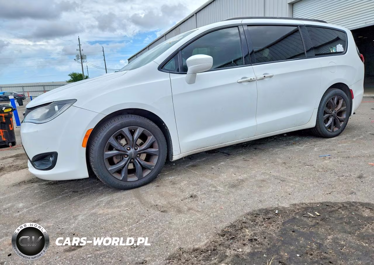 2020 Chrysler Pacifica Touring L VIN:2C4RC1BG3LR237784 - 1
