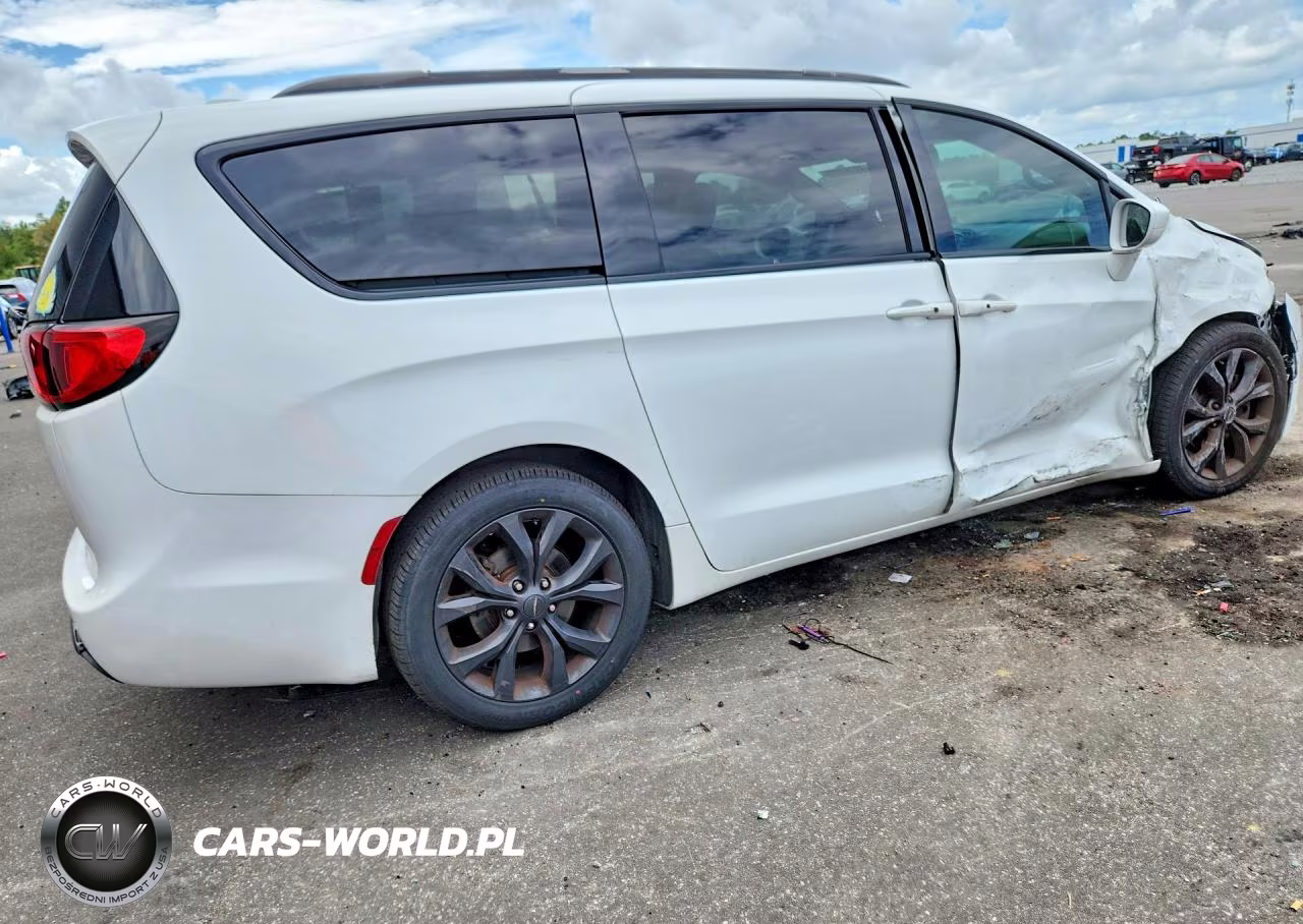 2020 Chrysler Pacifica Touring L VIN:2C4RC1BG3LR237784 - 3