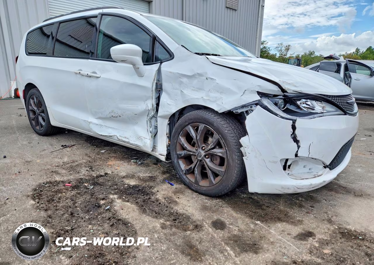2020 Chrysler Pacifica Touring L VIN:2C4RC1BG3LR237784 - 4