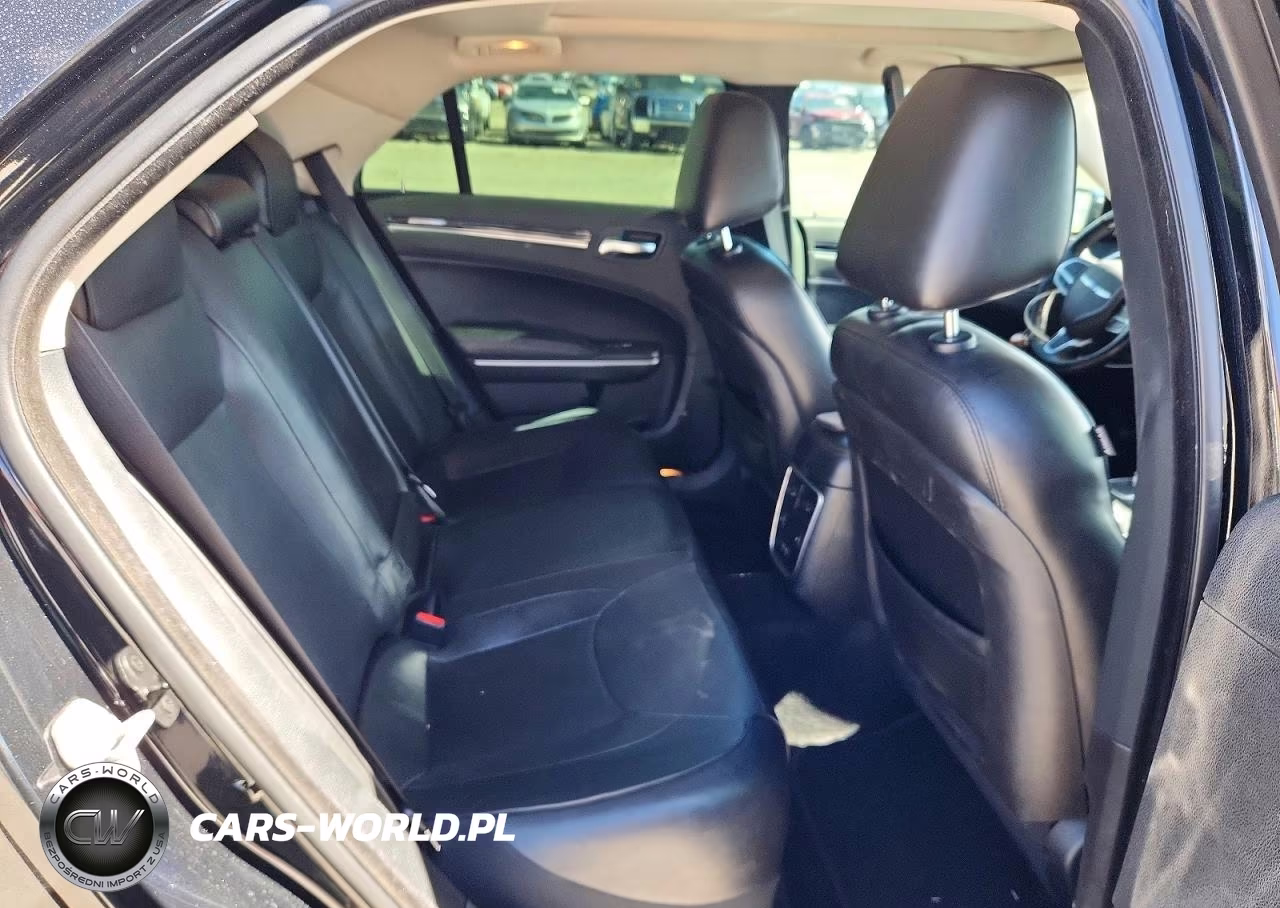 2019 Chrysler 300 Limited VIN:2C3CCAKG0KH560320 - 10