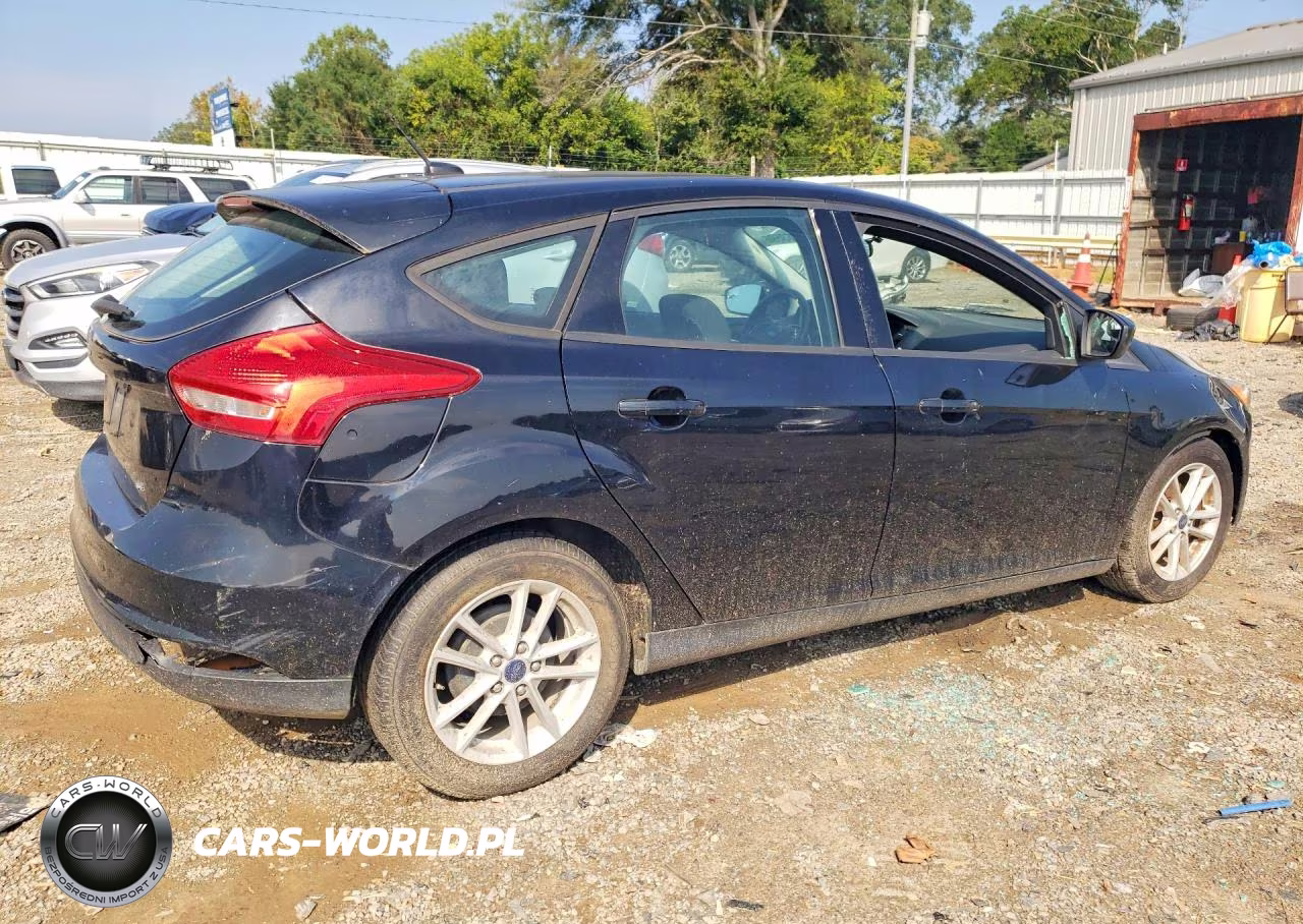 2018 Ford Focus Se VIN:1FADP3K27JL294967 - 3