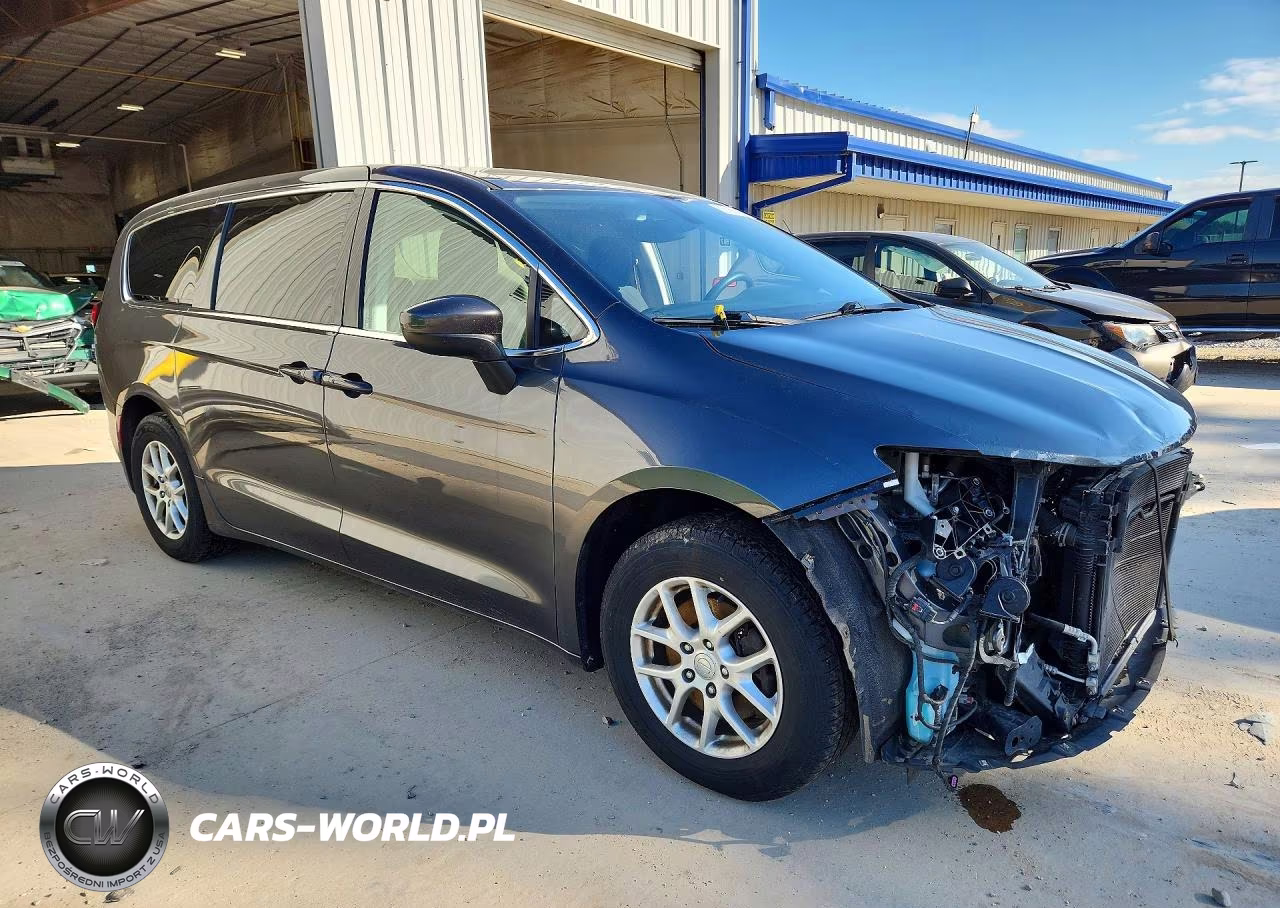 2017 Chrysler Pacifica Touring VIN:2C4RC1DG0HR508417 - 4