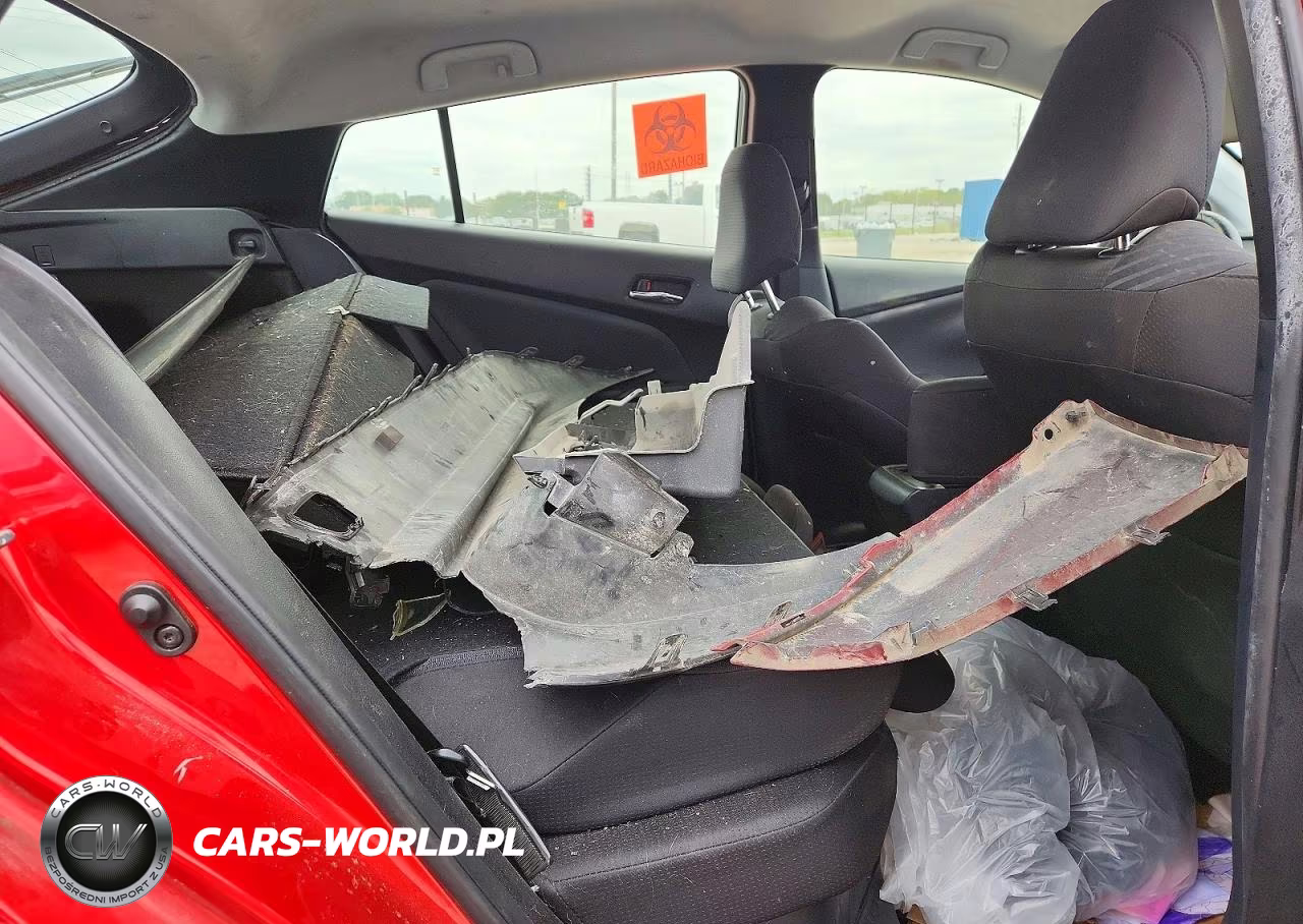 2018 Toyota Prius Three VIN:JTDKARFU4J3551553 - 10