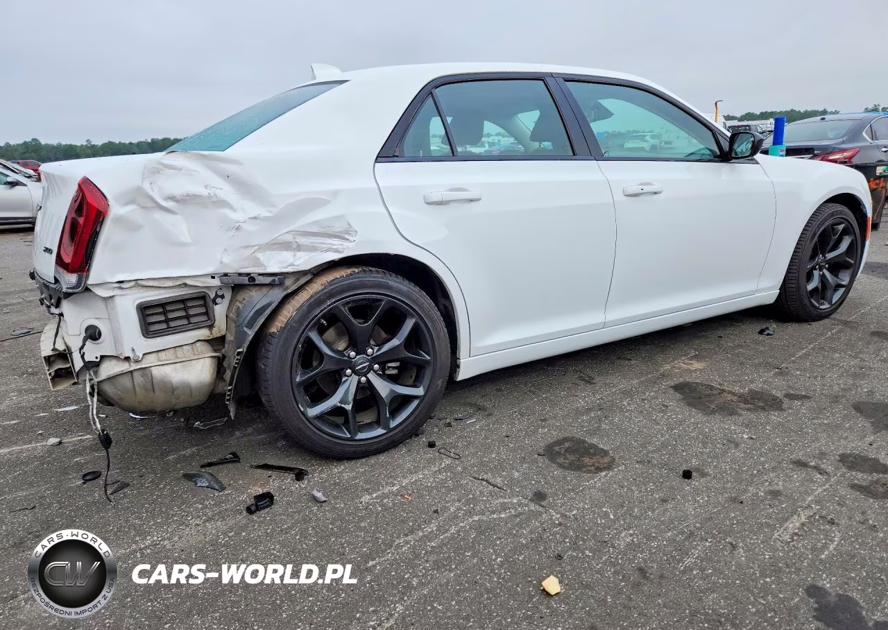 2022 Chrysler 300 Touring VIN:2C3CCAAG2NH134196 - 3