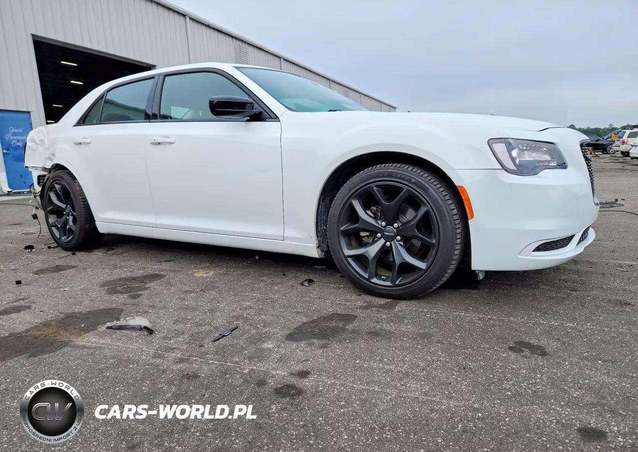 2022 Chrysler 300 Touring VIN:2C3CCAAG2NH134196 - 4