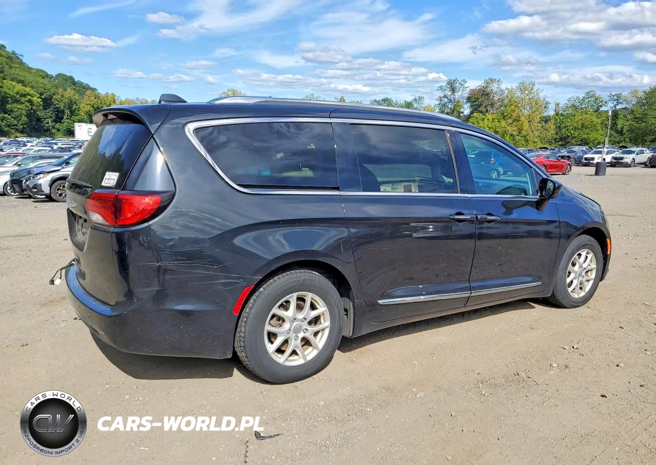 2020 Chrysler Pacifica Touring L VIN:2C4RC1BG1LR106465 - 3