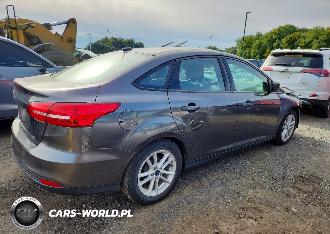 2018 Ford Focus Se VIN:1FADP3F29JL290865 - 3