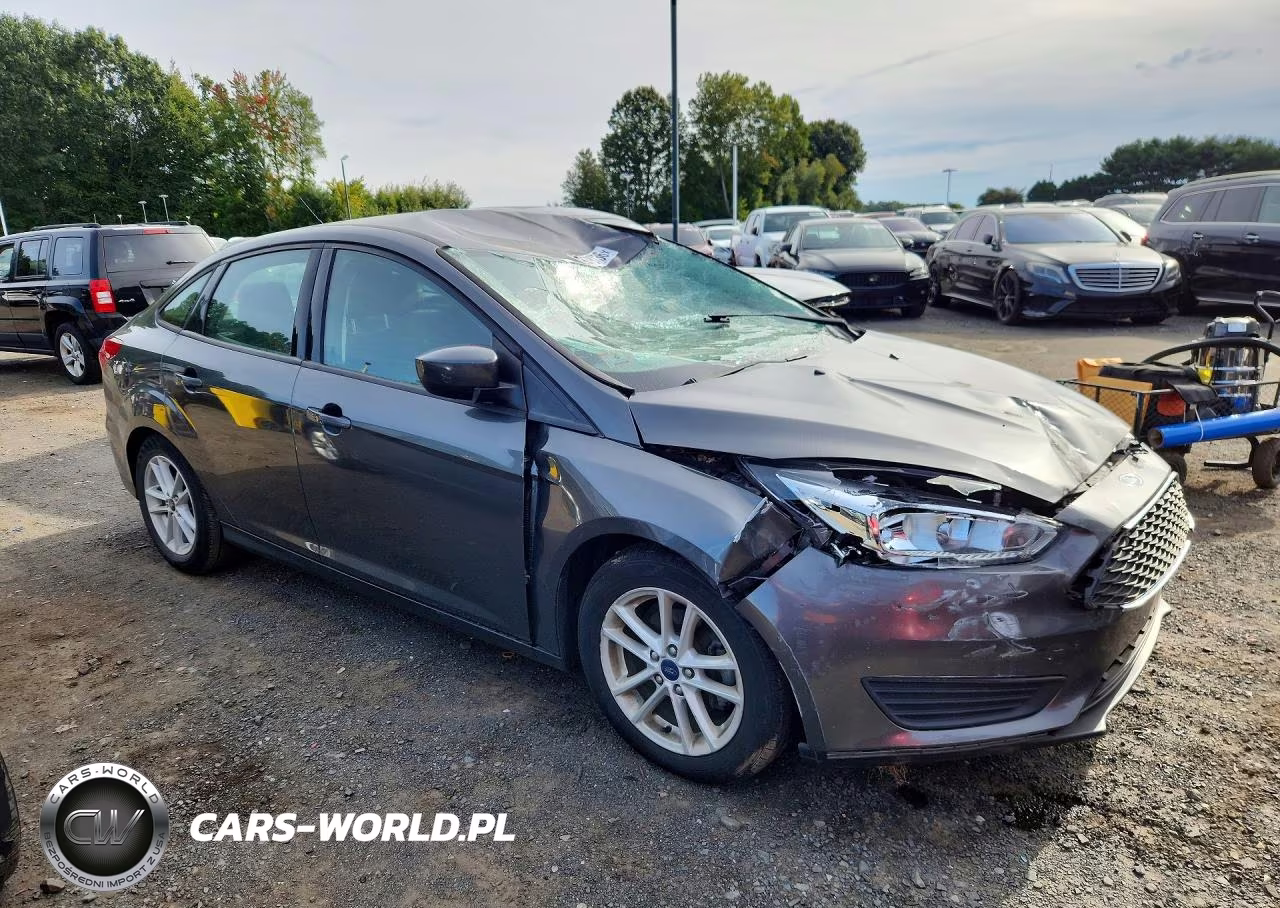 2018 Ford Focus Se VIN:1FADP3F29JL290865 - 4