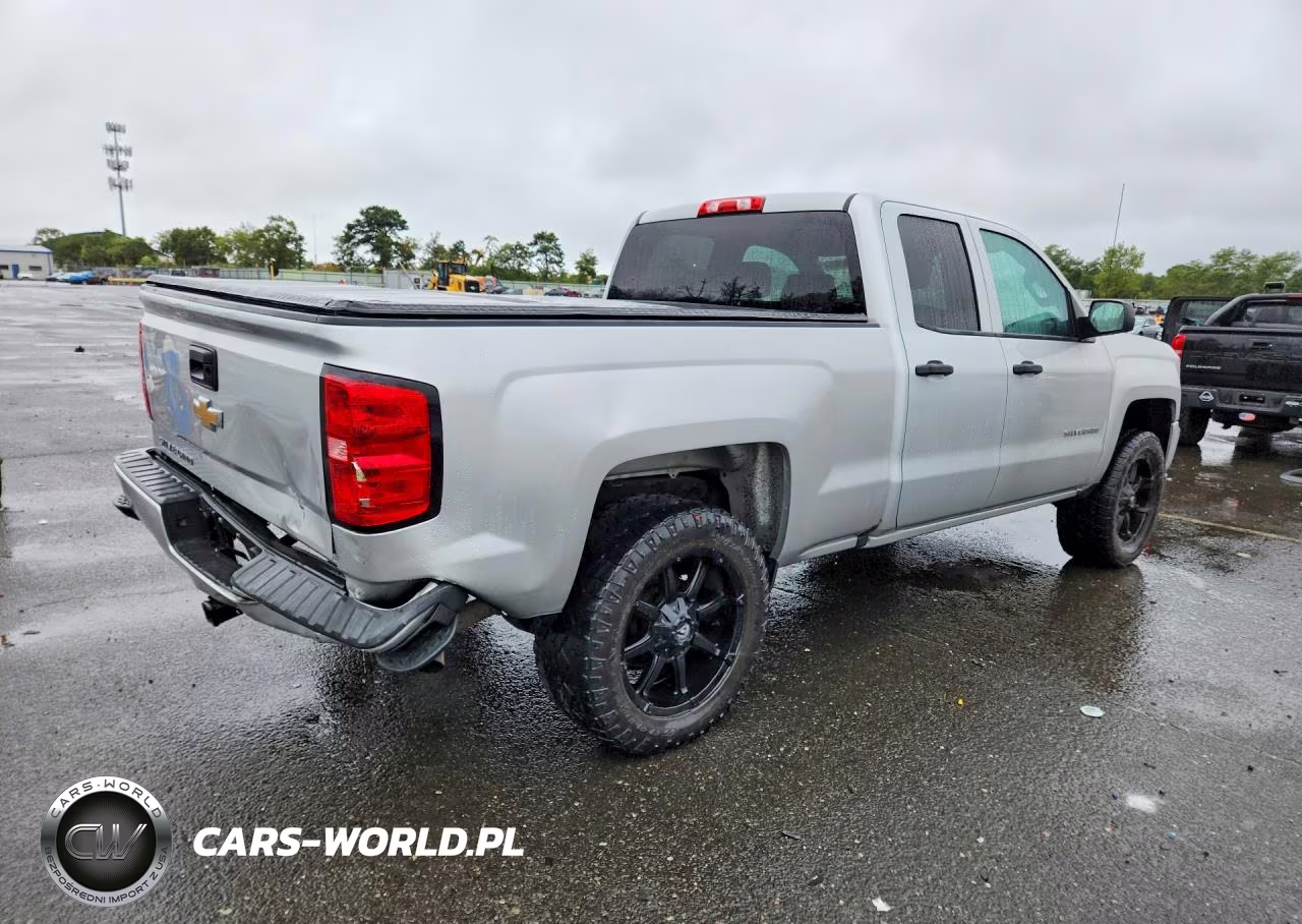 2018 Chevrolet Silverado K1500 Custom VIN:1GCVKPEC9JZ243797 - 3