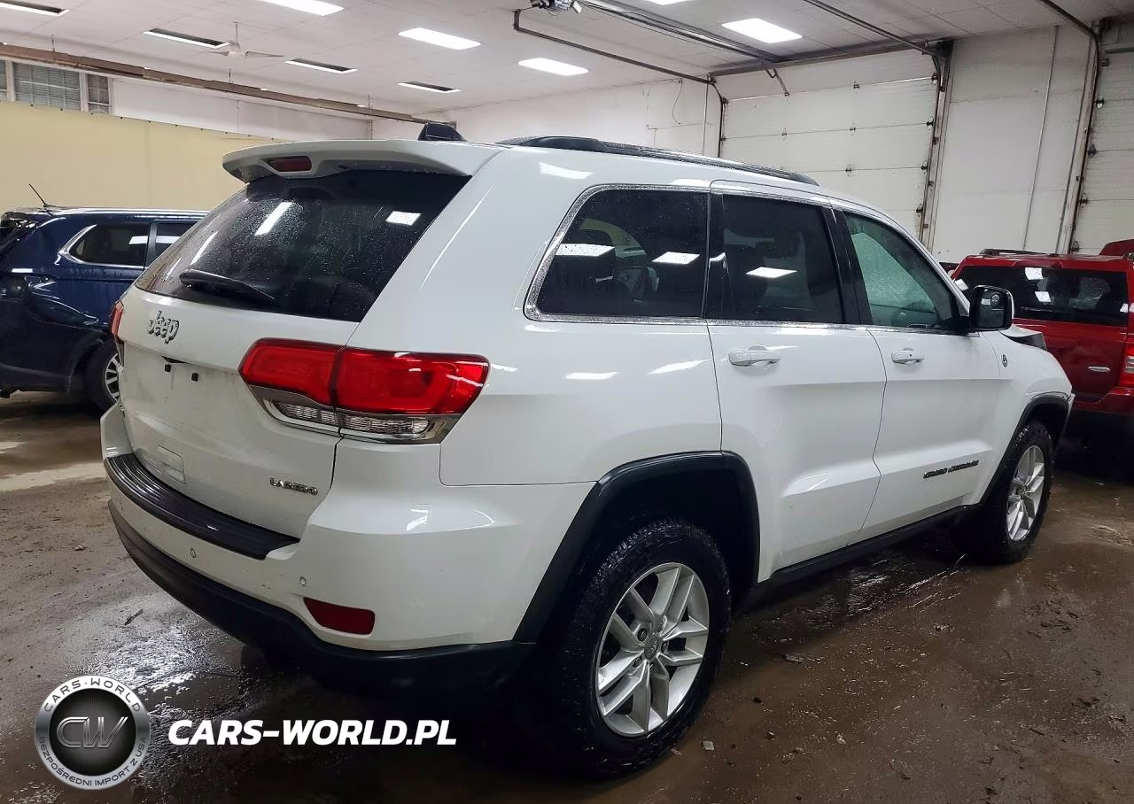 2018 Jeep Grand Cherokee Laredo VIN:1C4RJFAG0JC231015 - 3