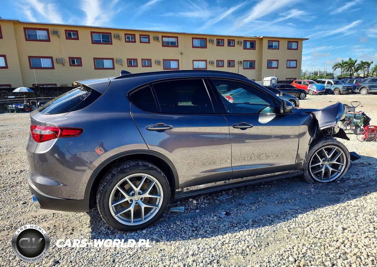 2018 Alfa Romeo Stelvio Ti Sport VIN:ZASFAKNN4J7B82017 - 3