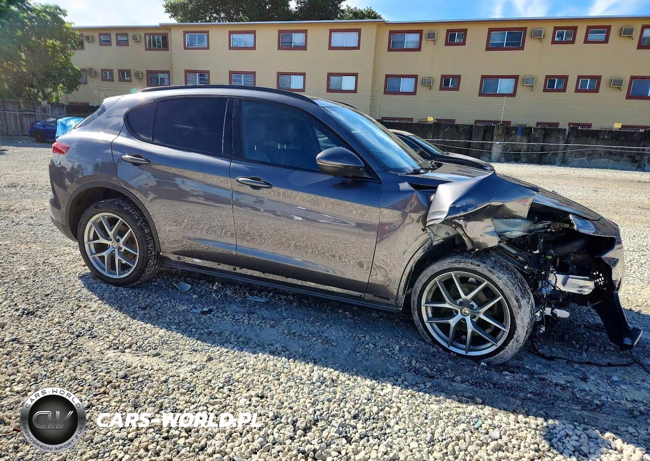 2018 Alfa Romeo Stelvio Ti Sport VIN:ZASFAKNN4J7B82017 - 4