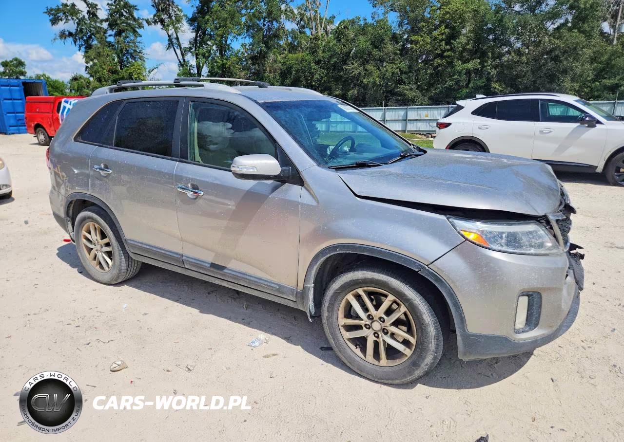 2014 Kia Sorento Lx VIN:5XYKT3A65EG531300 - 4