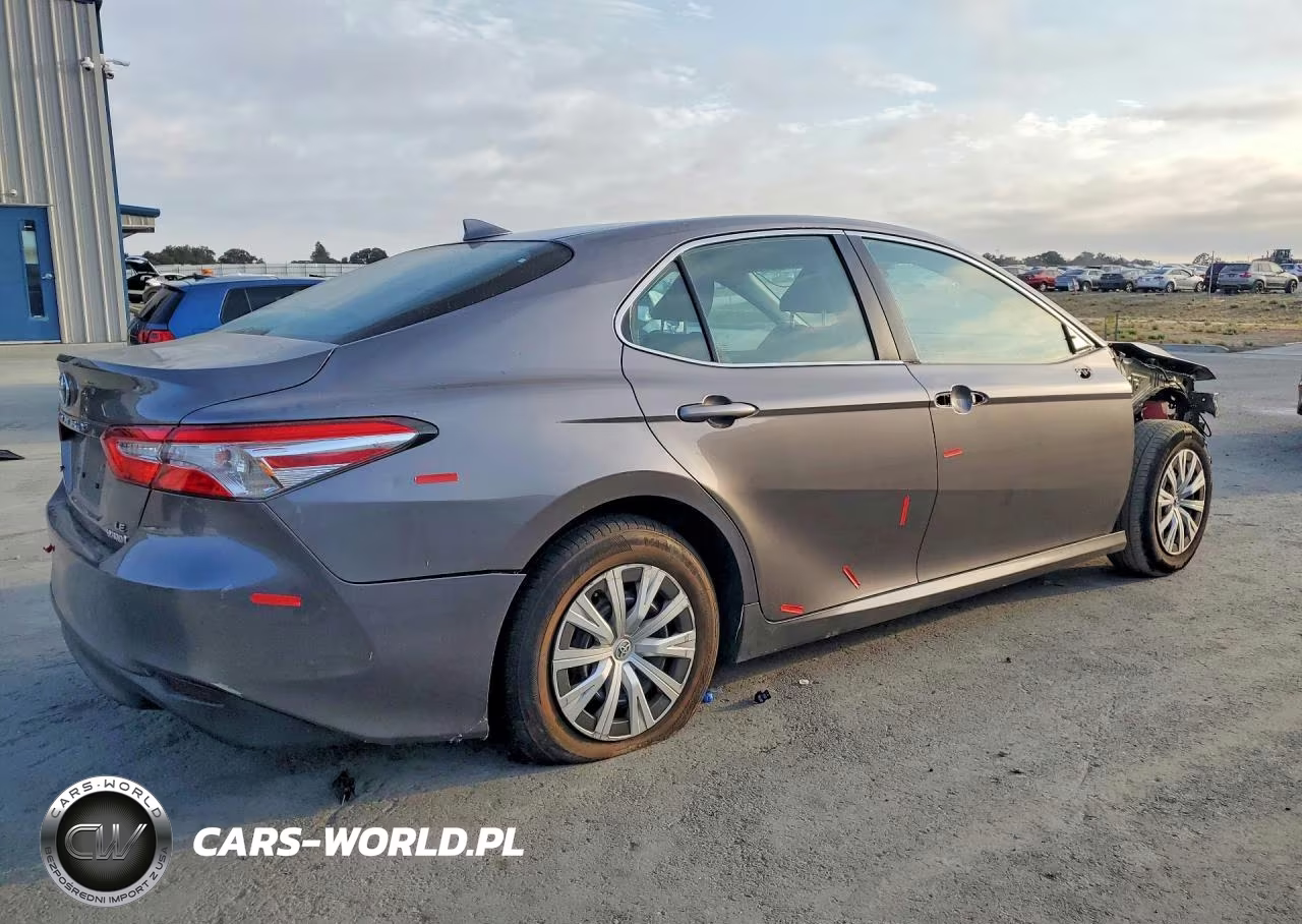 2018 Toyota Camry Le VIN:4T1B31HK2JU503482 - 3