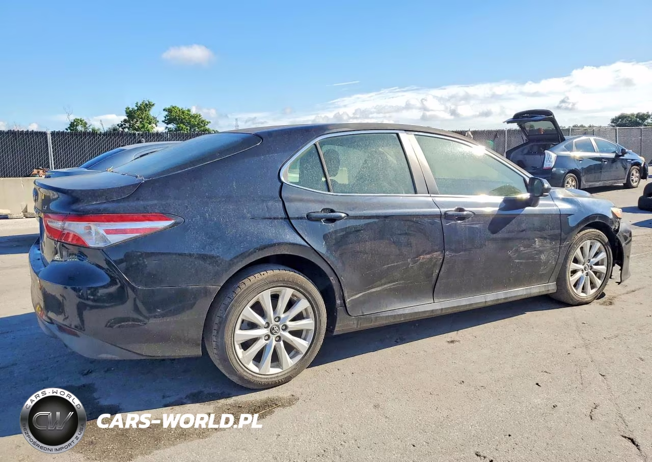 2018 Toyota Camry Le VIN:4T1B11HK0JU068080 - 3