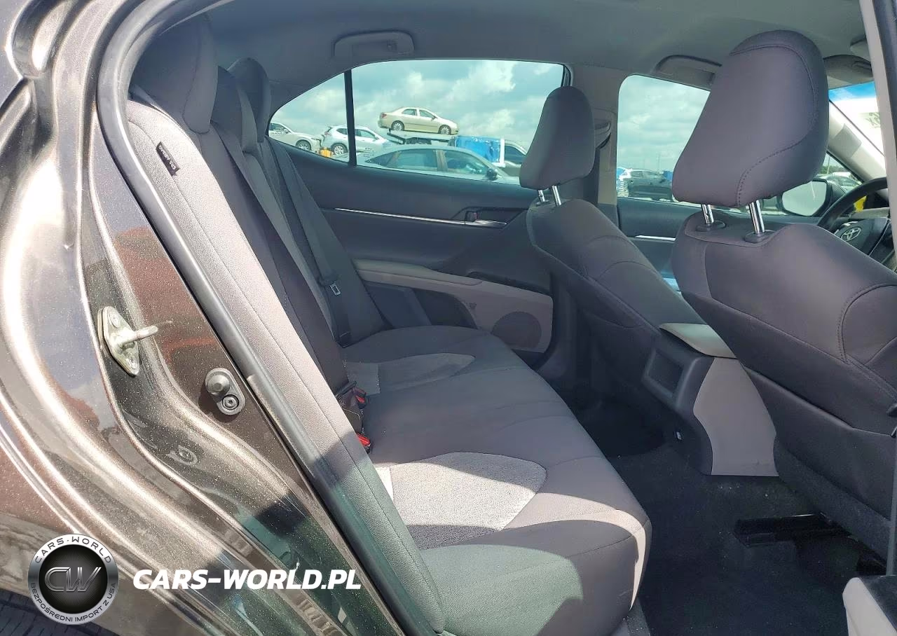 2018 Toyota Camry Le VIN:4T1B11HK6JU150315 - 10
