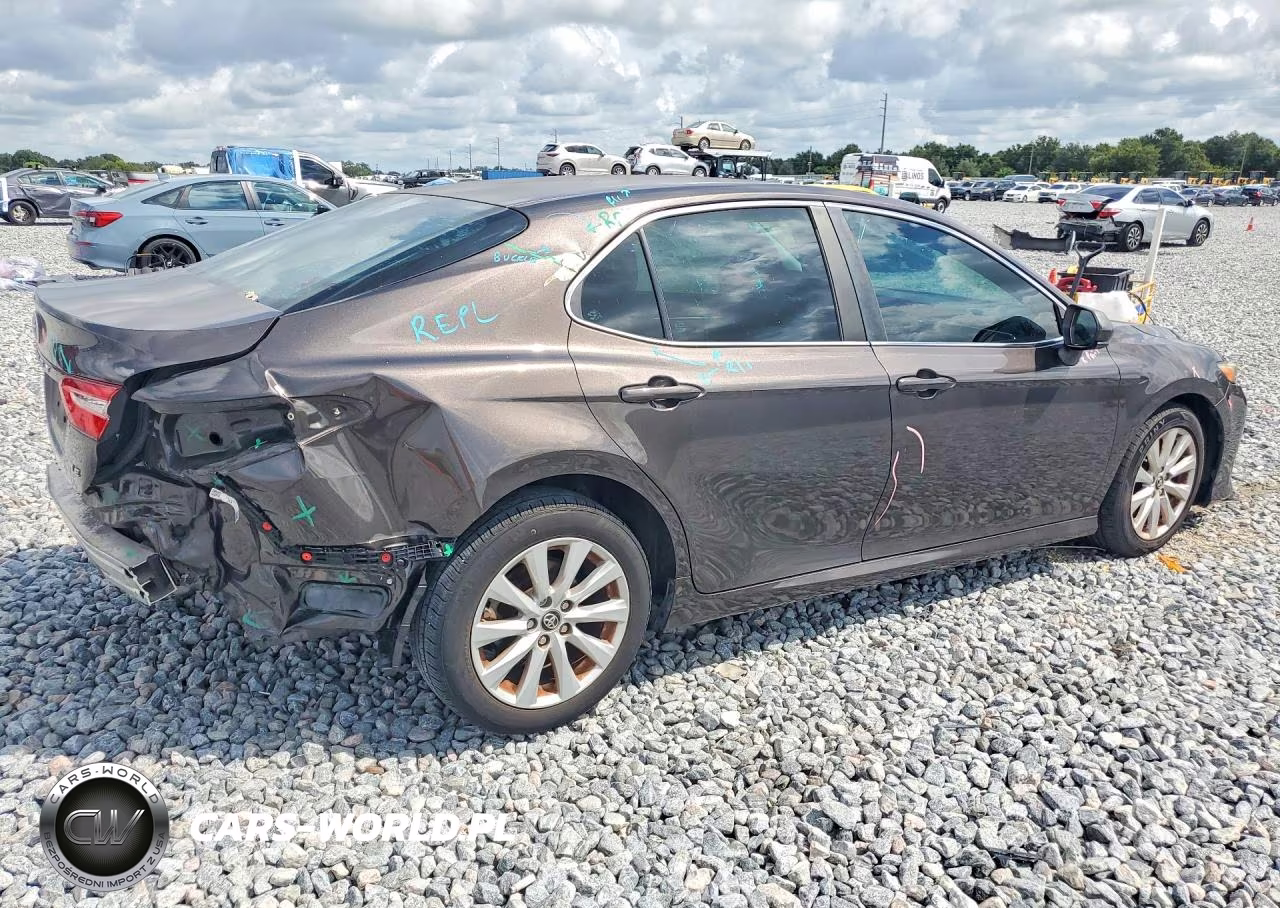 2018 Toyota Camry Le VIN:4T1B11HK6JU150315 - 3