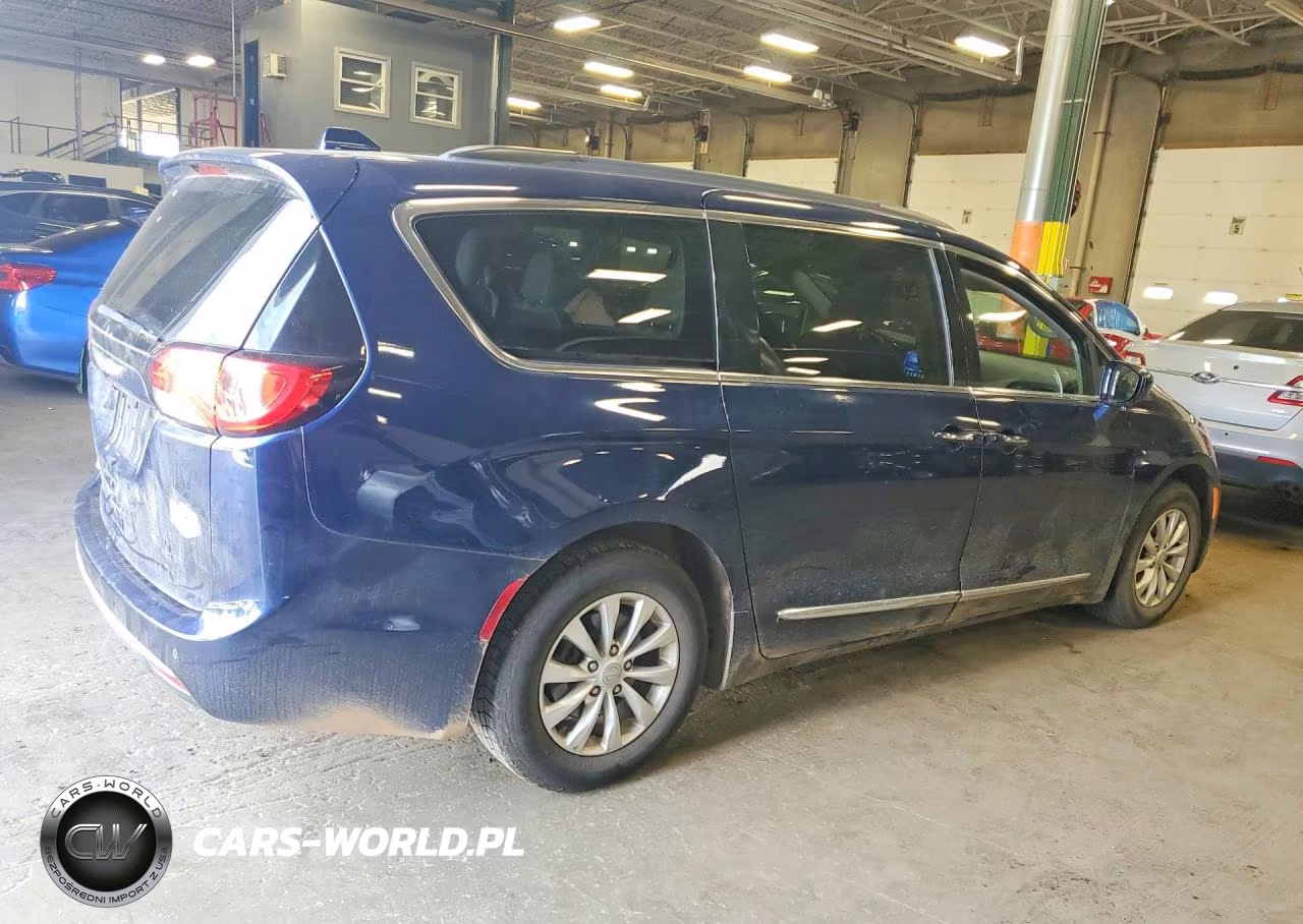 2017 Chrysler Pacifica Touring L VIN:2C4RC1BG2HR787890 - 3