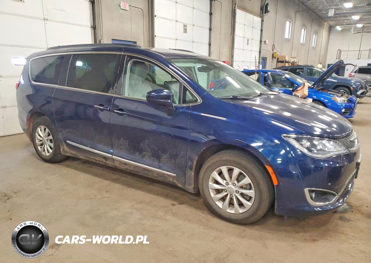 2017 Chrysler Pacifica Touring L VIN:2C4RC1BG2HR787890 - 4