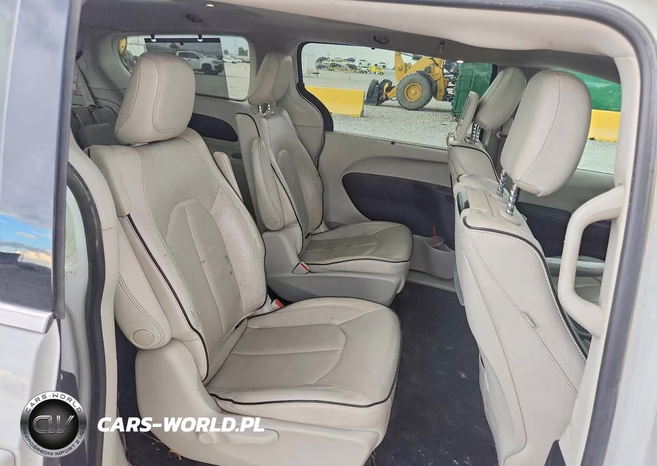 2018 Chrysler Pacifica Hybrid Limited VIN:2C4RC1N79JR359137 - 11