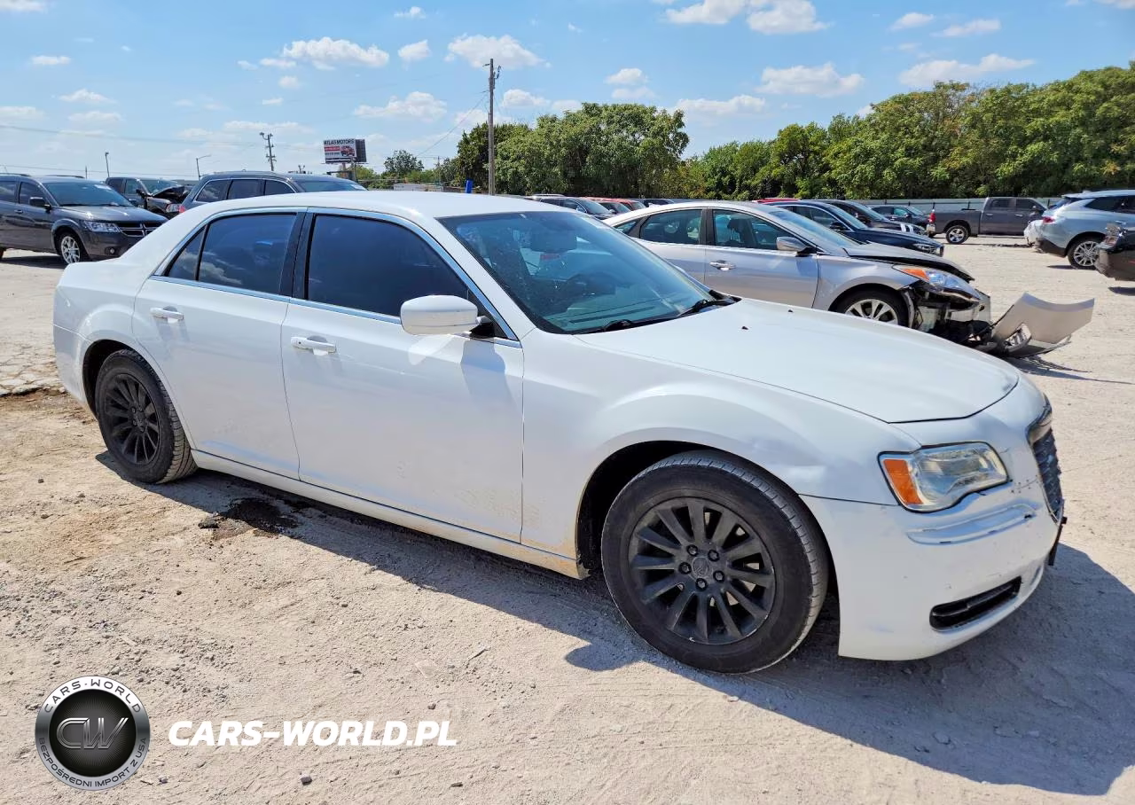 2014 Chrysler 300 VIN:2C3CCAAG3EH335945 - 4
