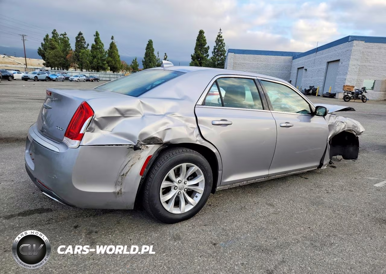 2015 Chrysler 300 Limited VIN:2C3CCAAGXFH930776 - 3