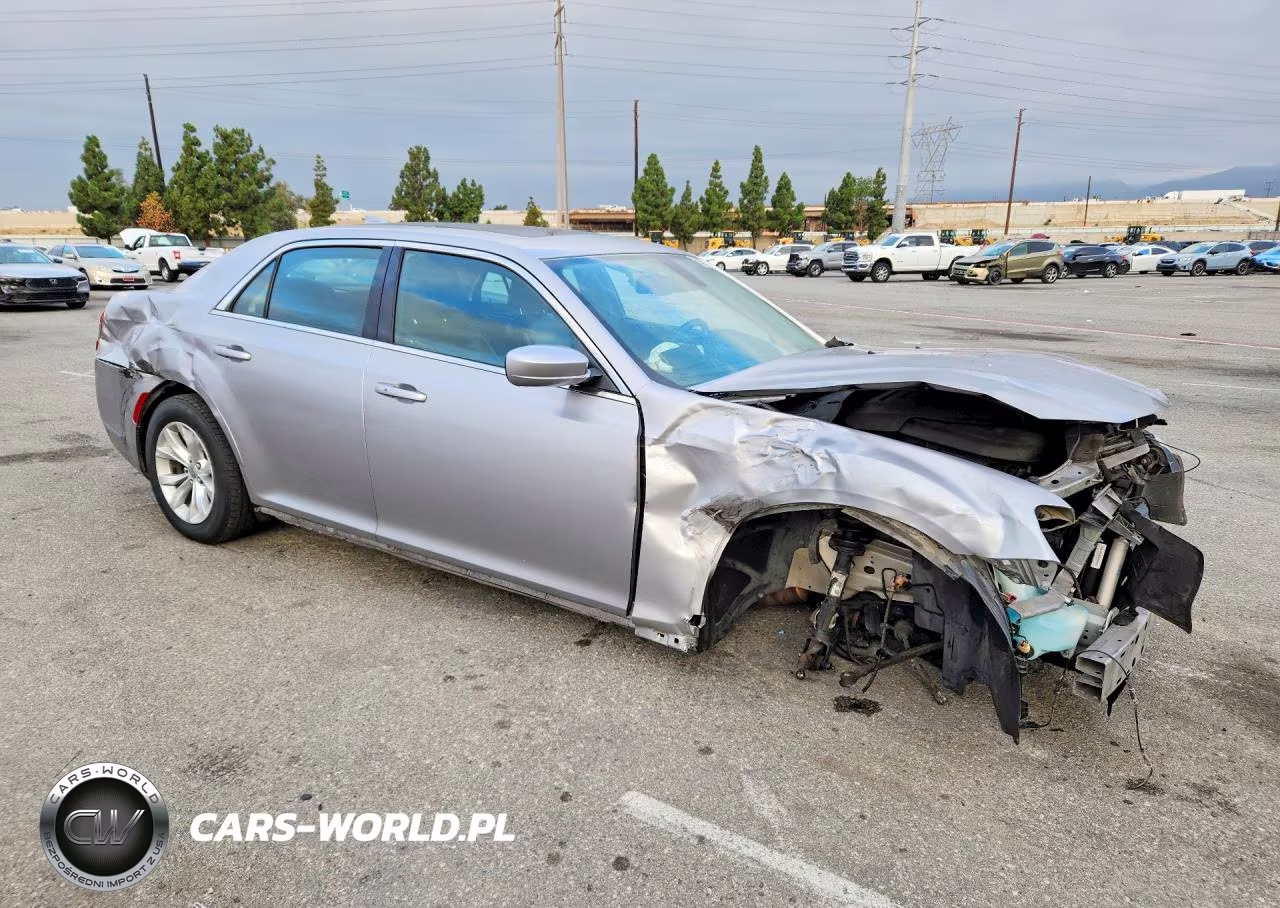 2015 Chrysler 300 Limited VIN:2C3CCAAGXFH930776 - 4