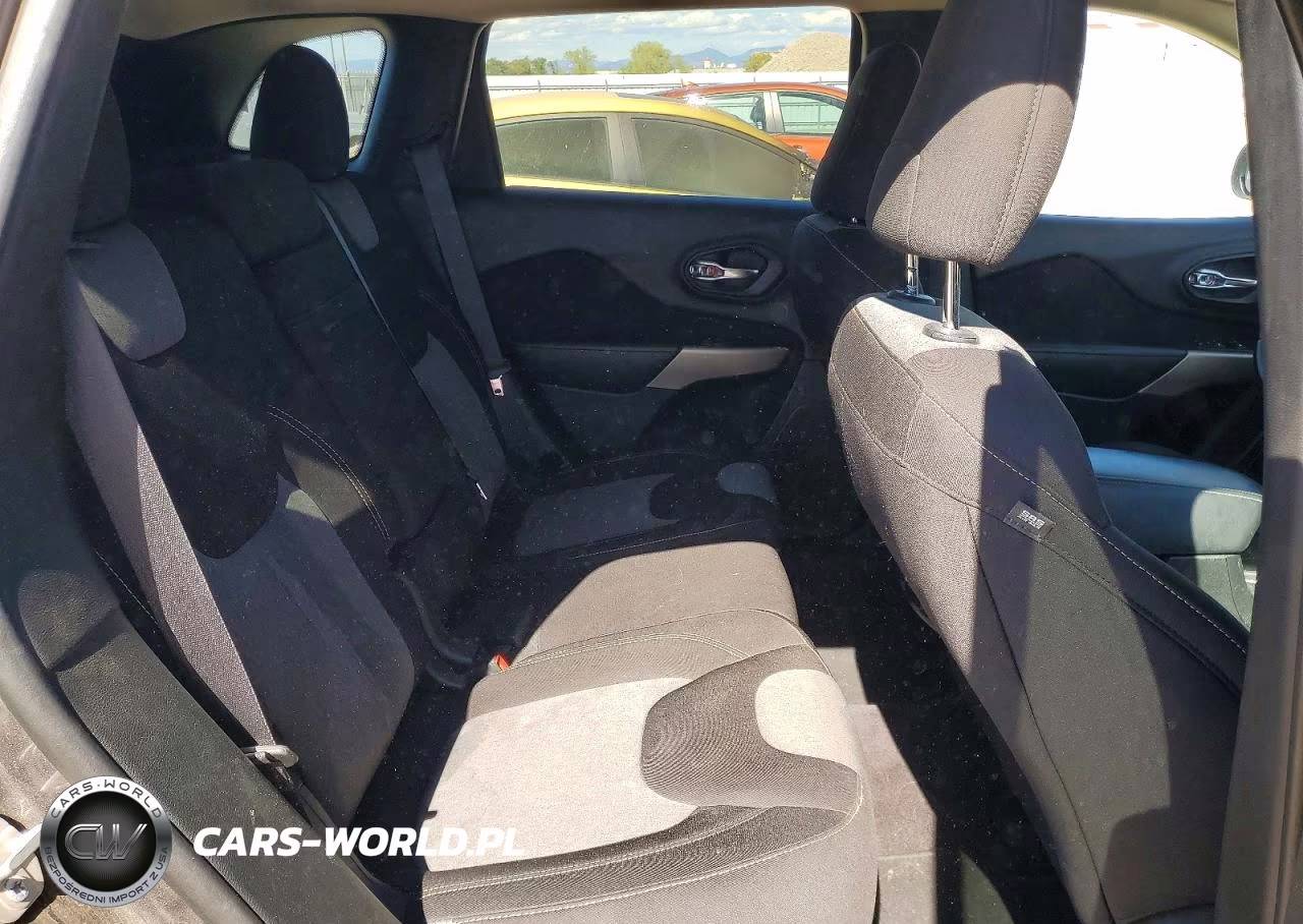 2018 Jeep Cherokee Latitude VIN:1C4PJMCB4JD586387 - 10