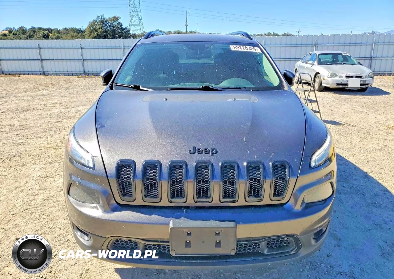 2018 Jeep Cherokee Latitude VIN:1C4PJMCB4JD586387 - 5