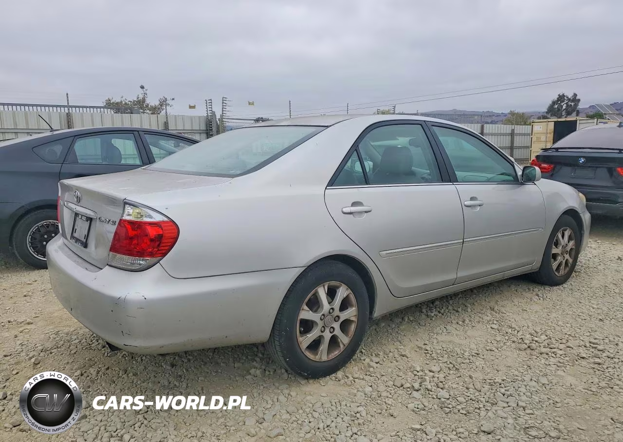 2005 Toyota Camry Xle VIN:4T1BE30K05U527593 - 3