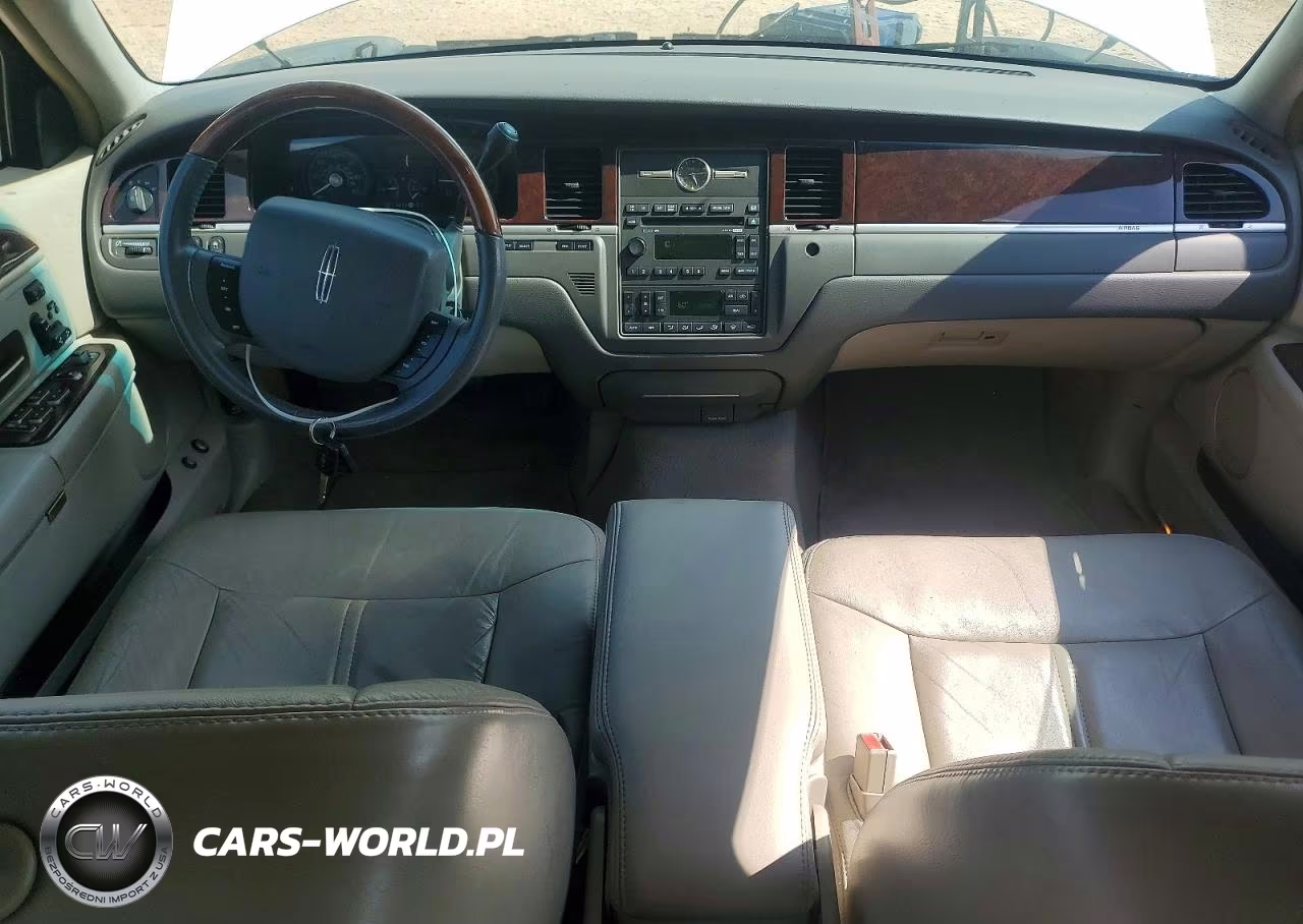 2007 Lincoln Town Car Signature Limited VIN:1LNHM82V77Y630975 - 8
