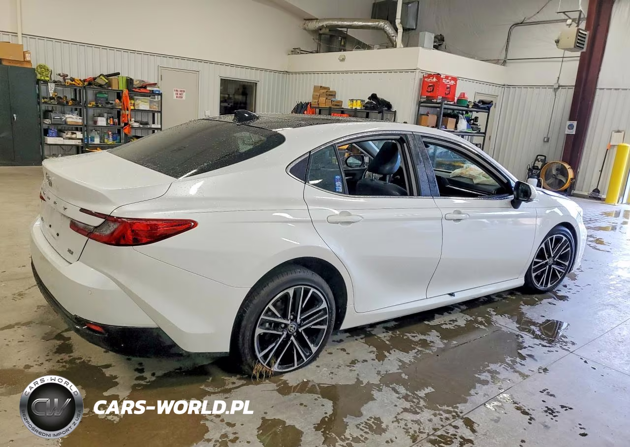 2025 Toyota Camry Xle VIN:4T1DAACKXSU618757 - 3