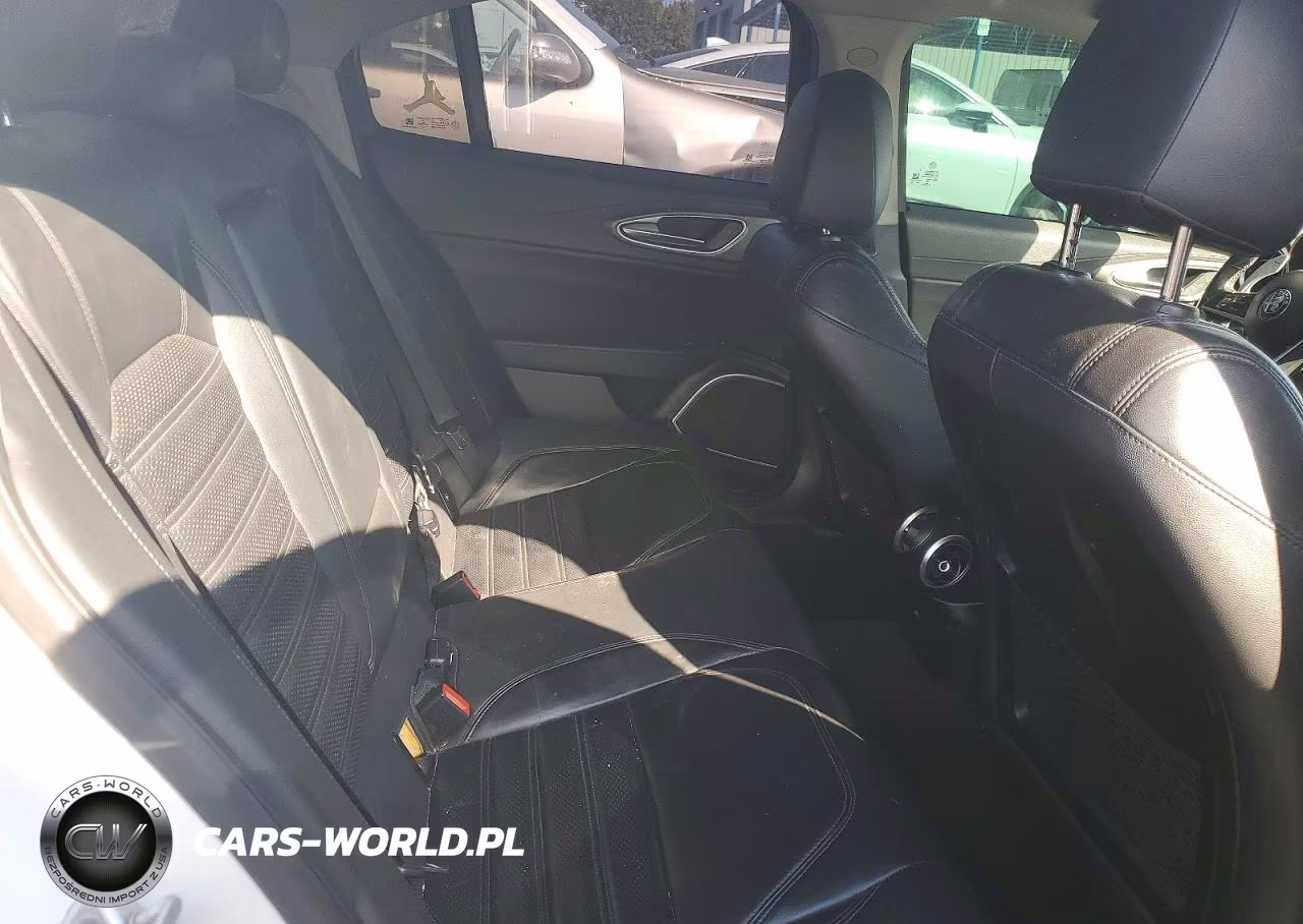 2018 Alfa Romeo Giulia Ti VIN:ZARFAECN3J7576434 - 10