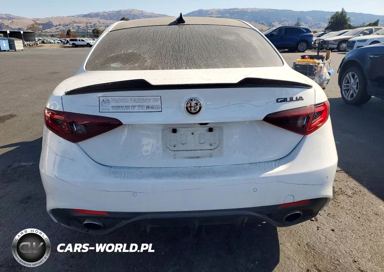 2018 Alfa Romeo Giulia Ti VIN:ZARFAECN3J7576434 - 6