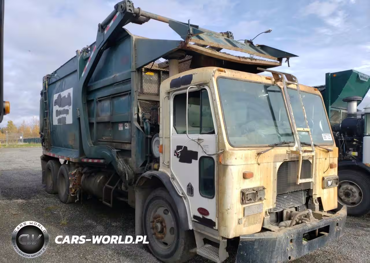 2009 Peterbilt 320 Refuse Truck