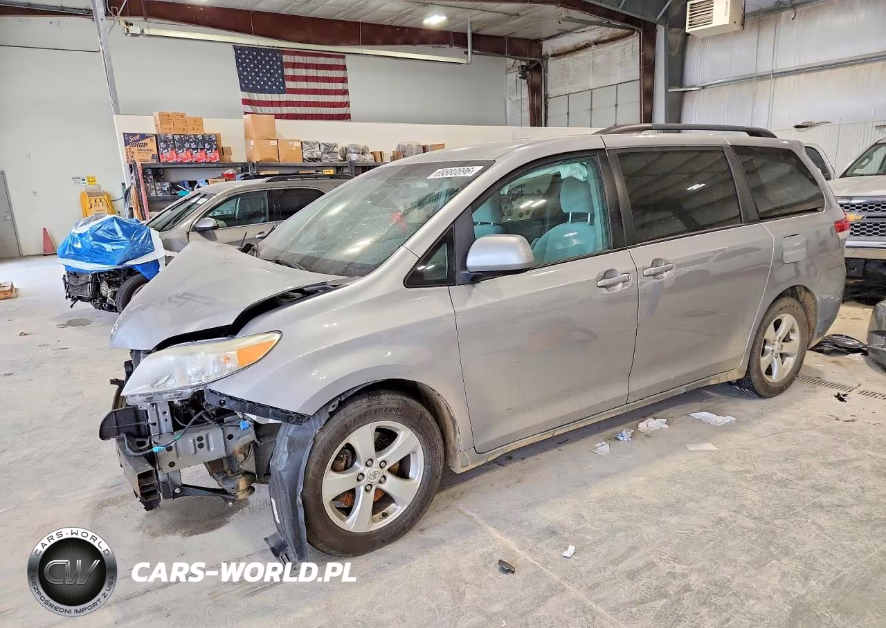 2011 Toyota Sienna Le – zdjęcie 1 z 14