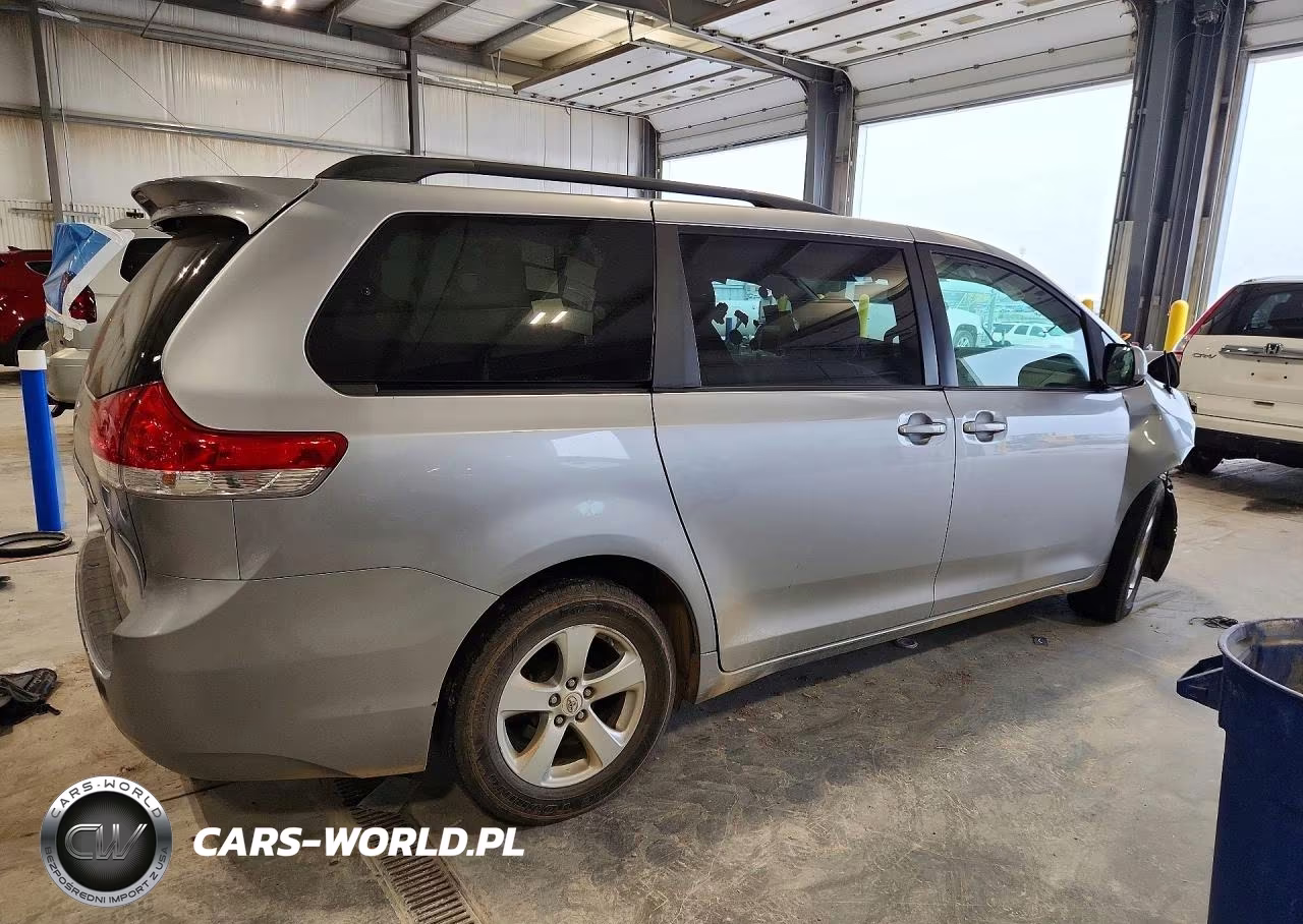 2011 Toyota Sienna Le VIN:5TDKK3DC7BS023333 - 3
