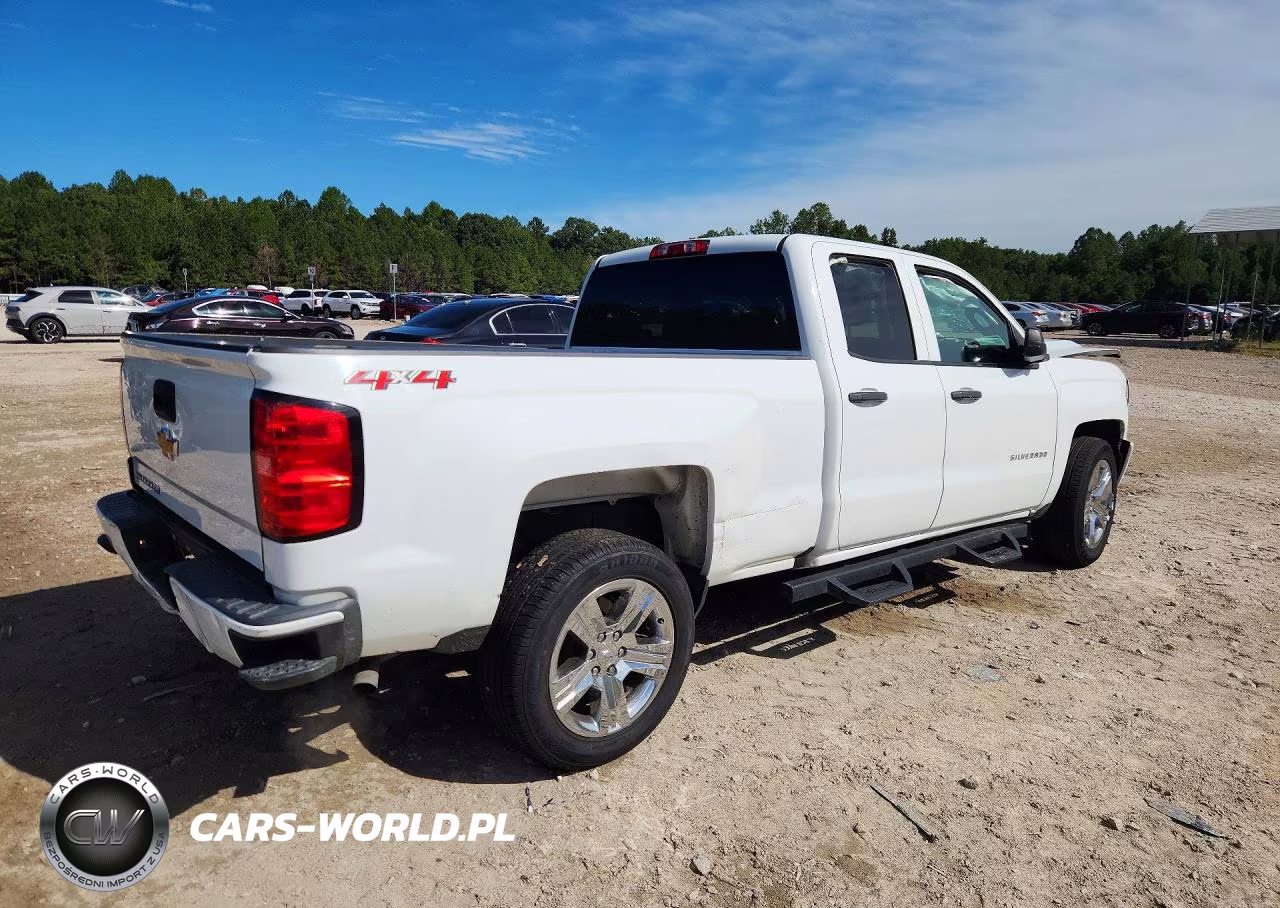 2018 Chevrolet Silverado K1500 Custom VIN:1GCVKPEH9JZ352675 - 3