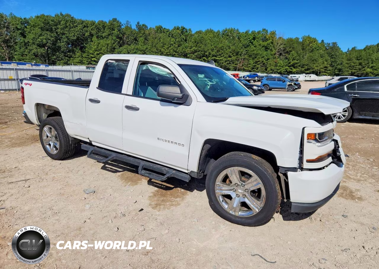 2018 Chevrolet Silverado K1500 Custom VIN:1GCVKPEH9JZ352675 - 4