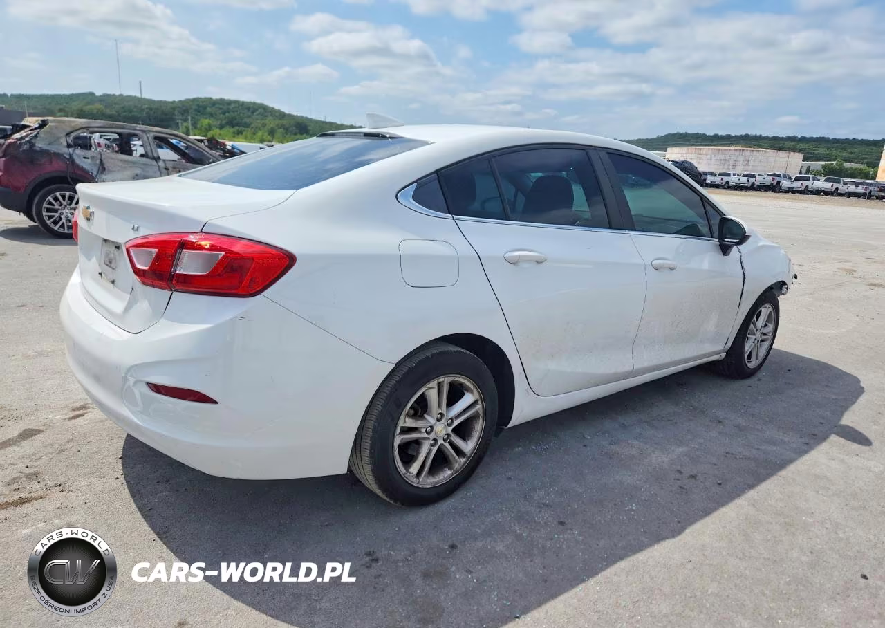 2018 Chevrolet Cruze Lt VIN:1G1BE5SM2J7104384 - 3