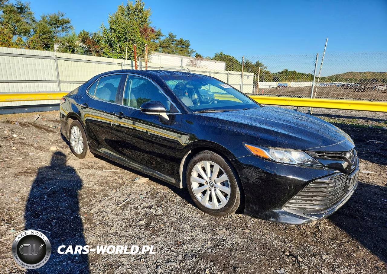 2018 Toyota Camry Le VIN:4T1B11HK8JU646099 - 4