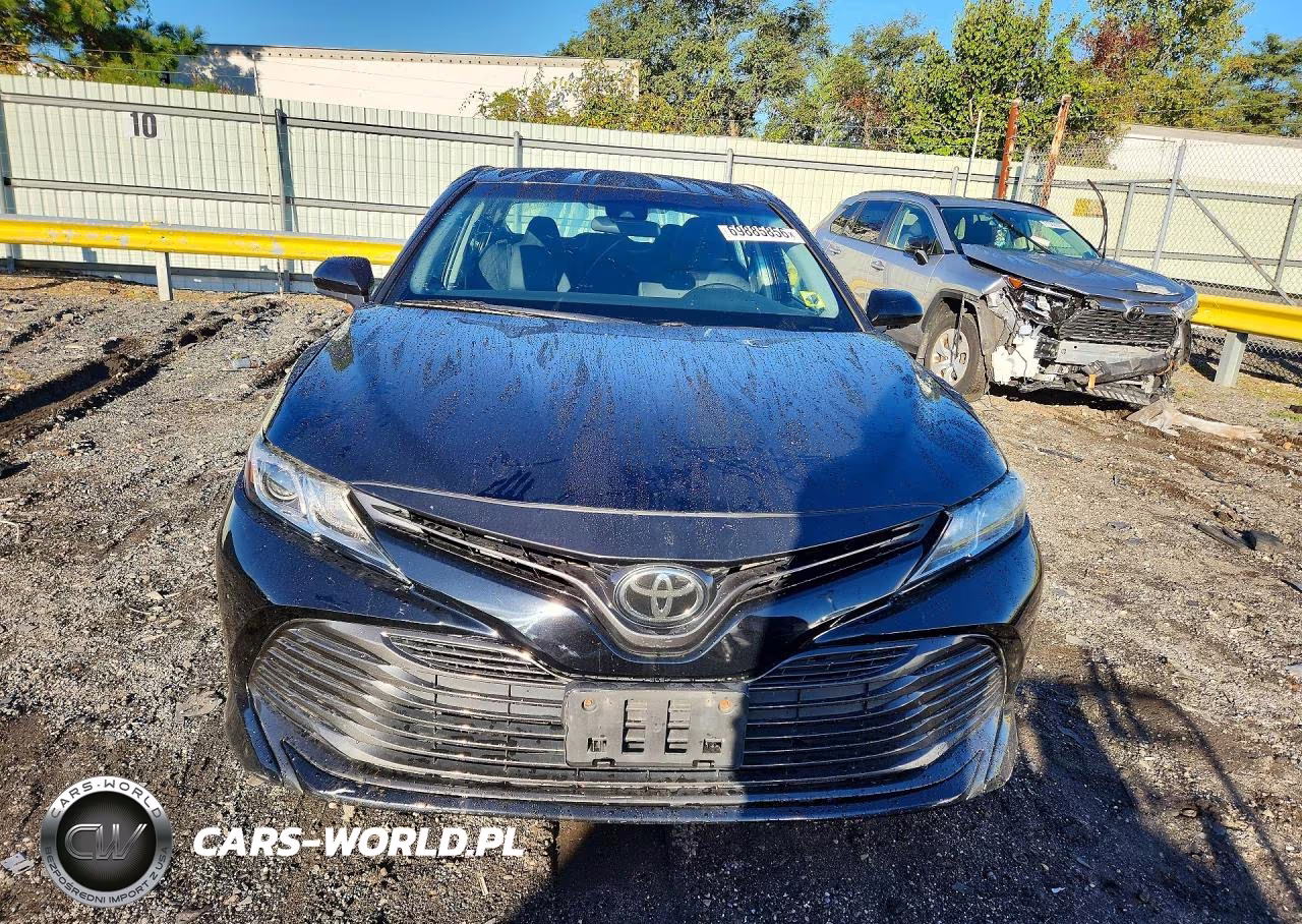 2018 Toyota Camry Le VIN:4T1B11HK8JU646099 - 5
