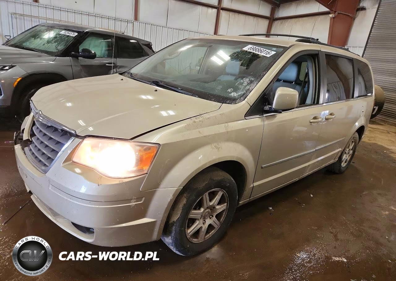 2010 Chrysler Town & Country Touring Plus – zdjęcie 1 z 13