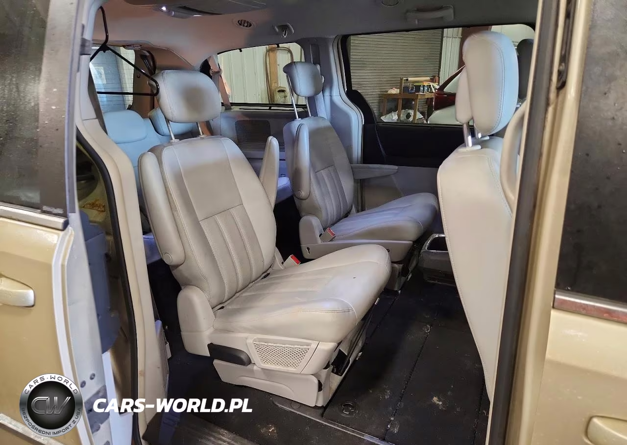 2010 Chrysler Town & Country Touring Plus VIN:2A4RR8DX5AR321052 - 11