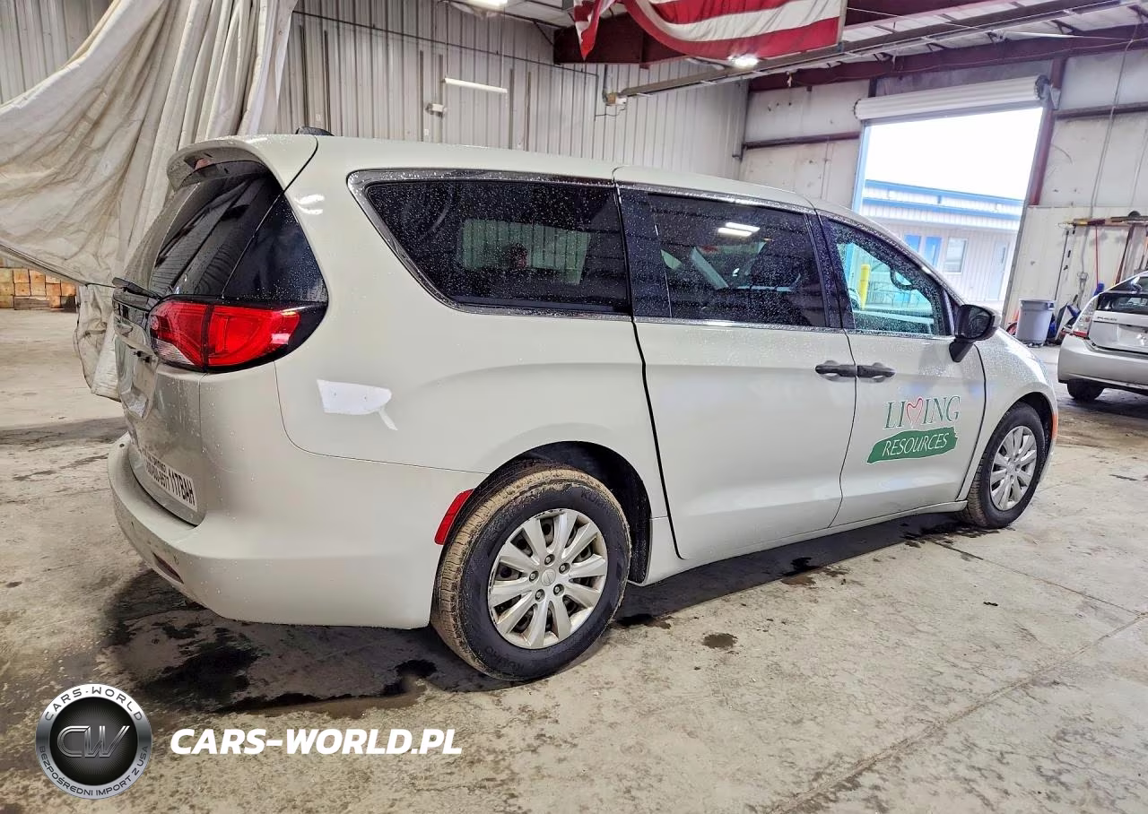 2019 Chrysler Pacifica L VIN:2C4RC1AG8KR666340 - 3