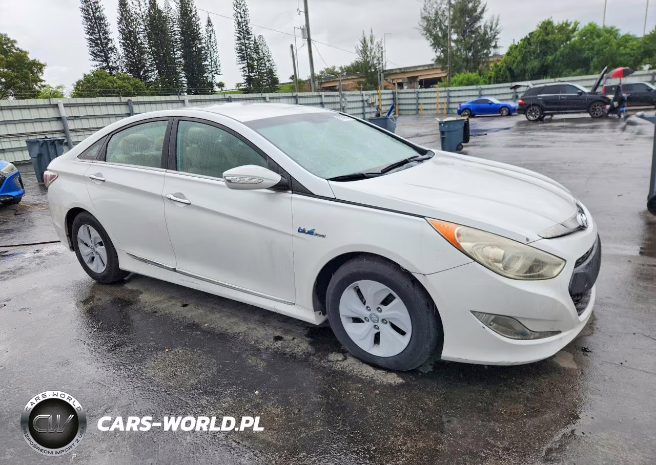 2015 Hyundai Sonata Hybrid Base VIN:KMHEC4A40FA135161 - 4