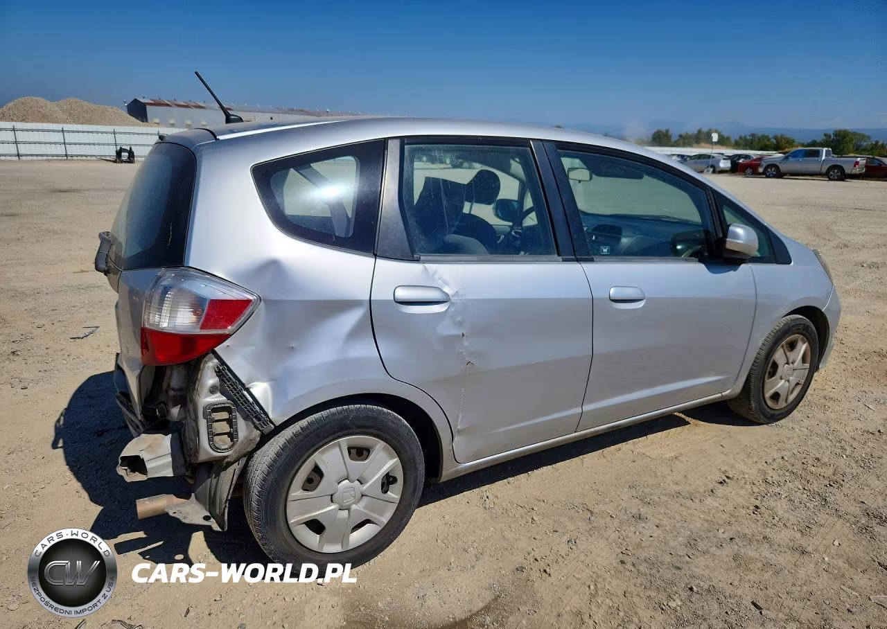 2013 Honda Fit VIN:JHMGE8H35DC061411 - 3