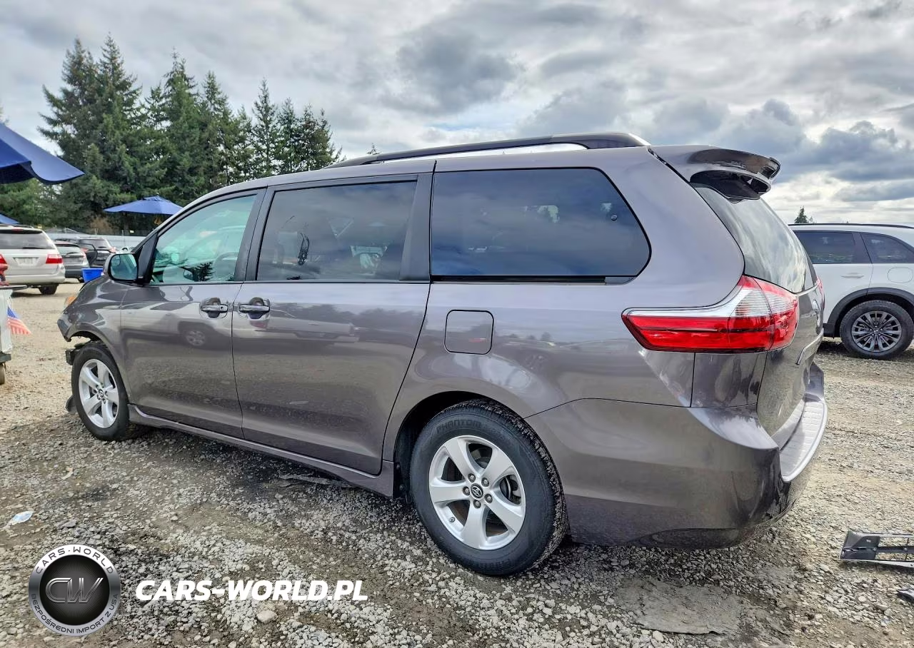 2018 Toyota Sienna Le VIN:5TDKZ3DC2JS940240 - 2